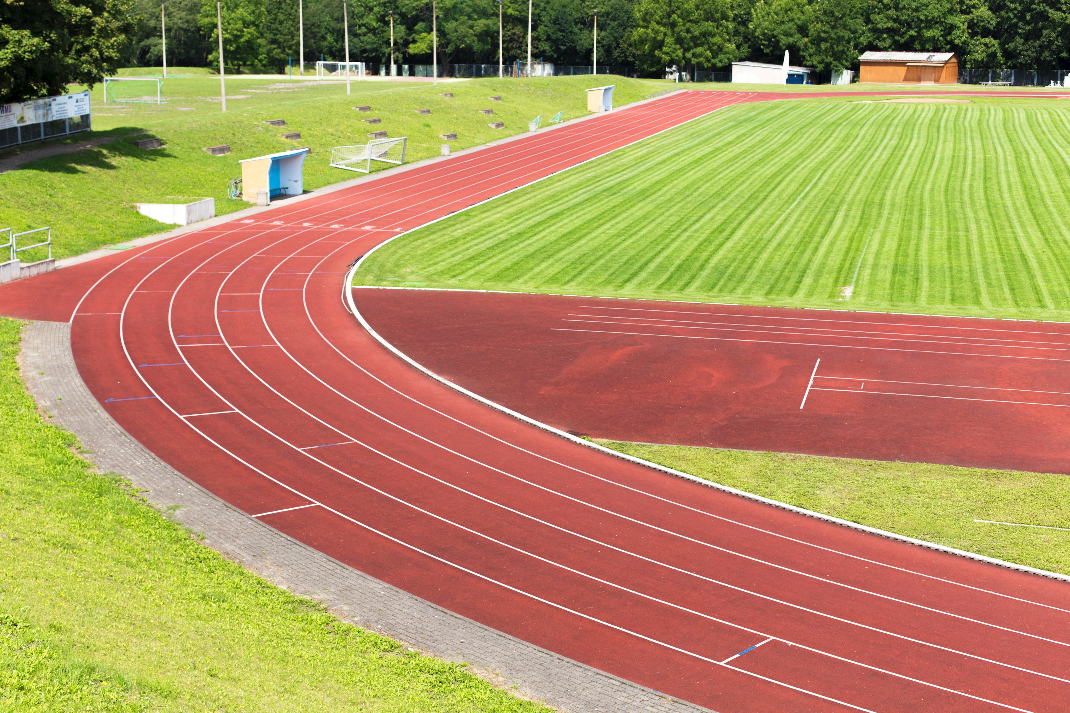 Der Sportplatz wird von der Gemeinde gewartet und betrieben. Er wird von Vereinen, Schulen und für Veranstaltungszwecke genutzt.