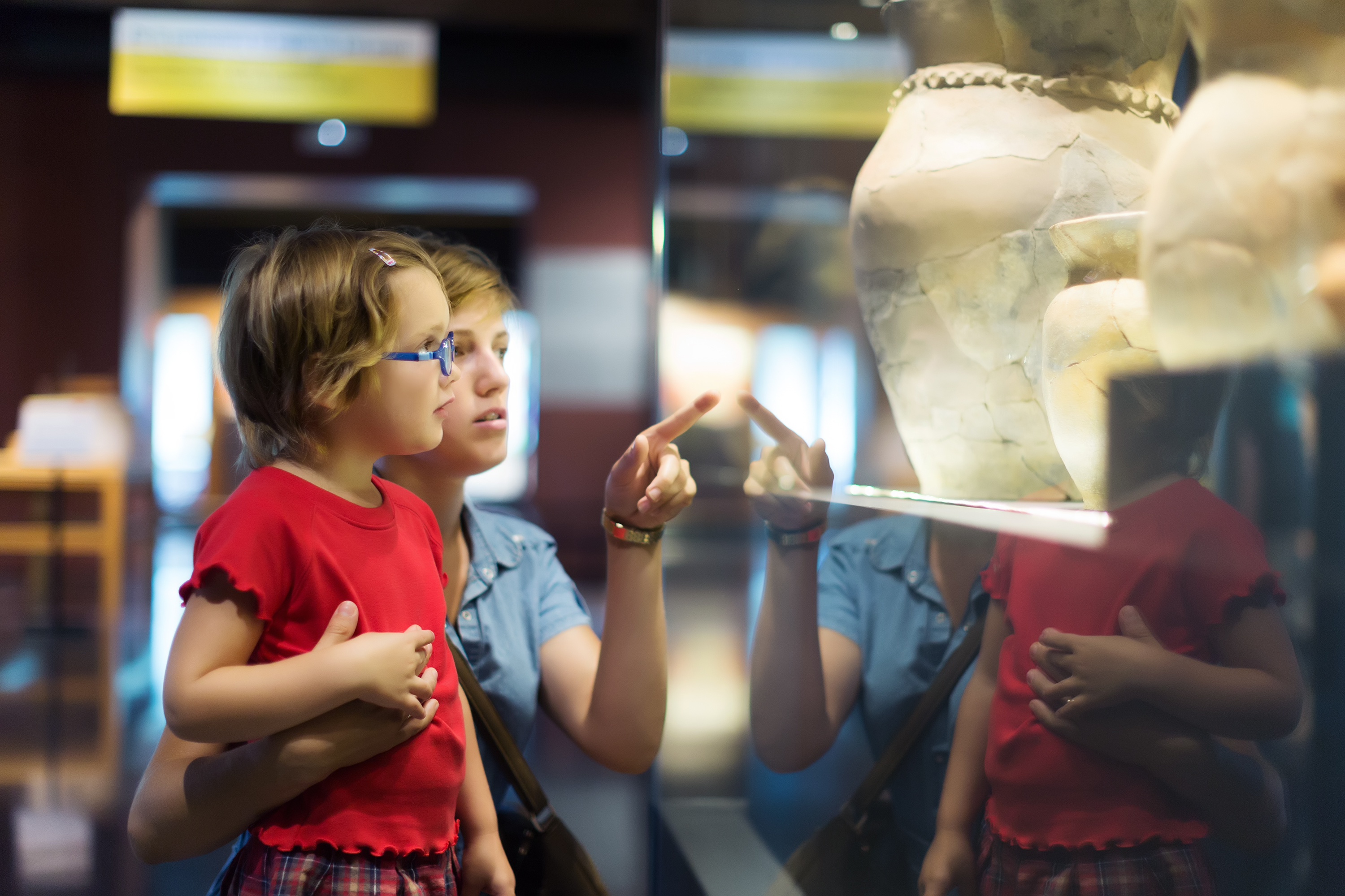 Kinder betrachten Gegenstände im Museum